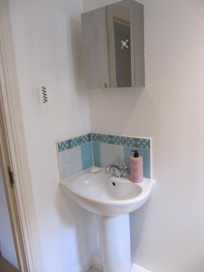 Cozy Off Road 2 Bedroom Cottage Apartment With Free Wi-Fi And Private Parking Glasgow Exterior photo